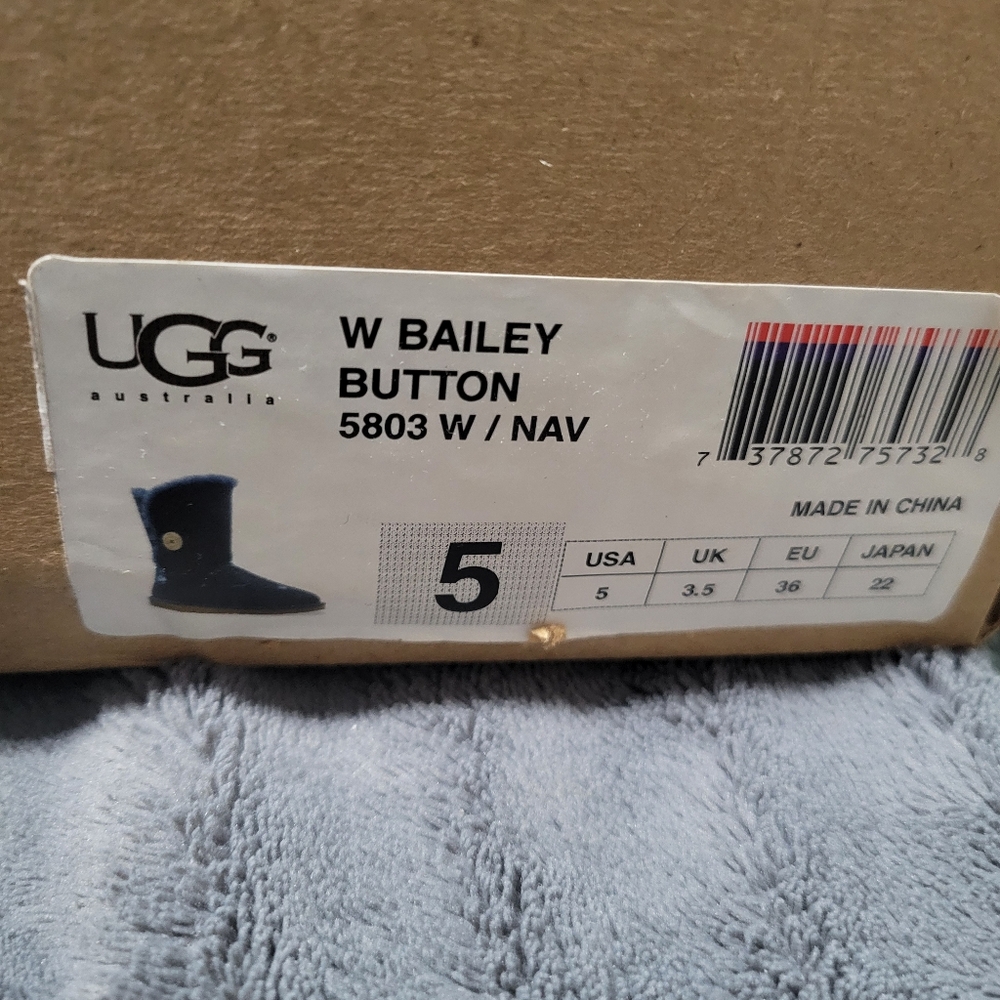 Ugg with bailey button in navy blue NIB - Picture 2 of 2